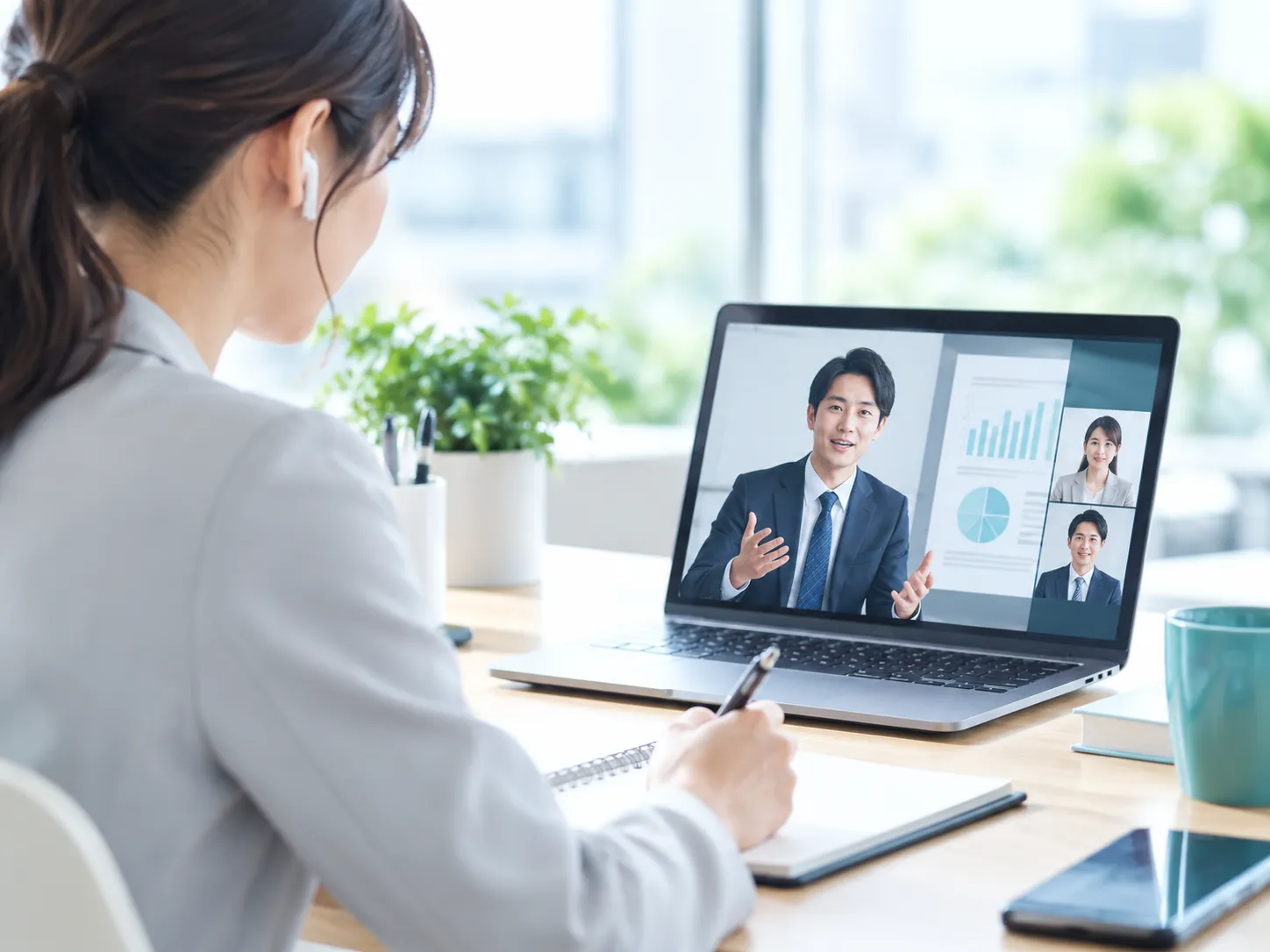 オンラインで会話している人の画像