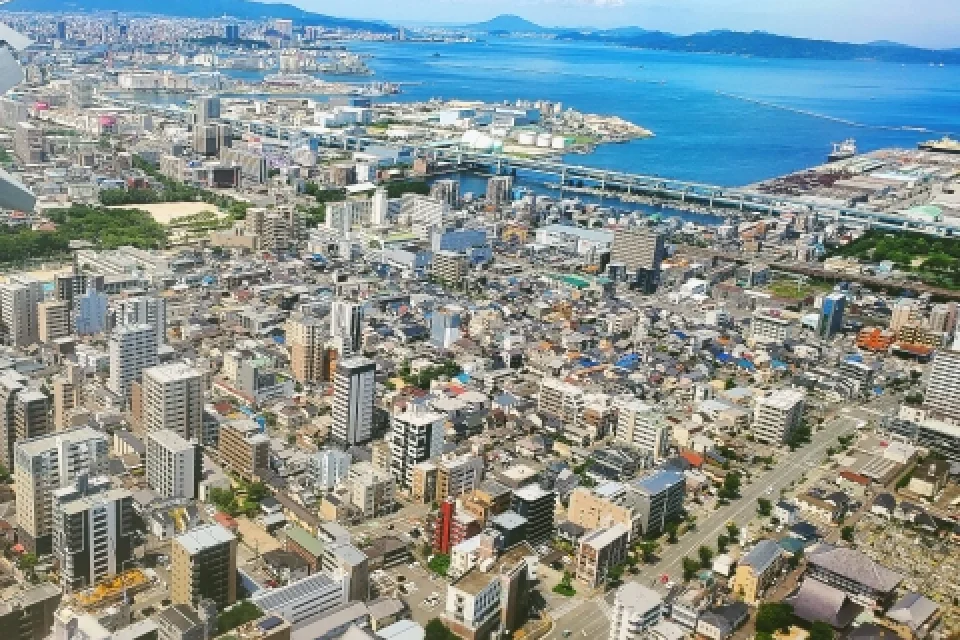 都市部と地方の風景の画像